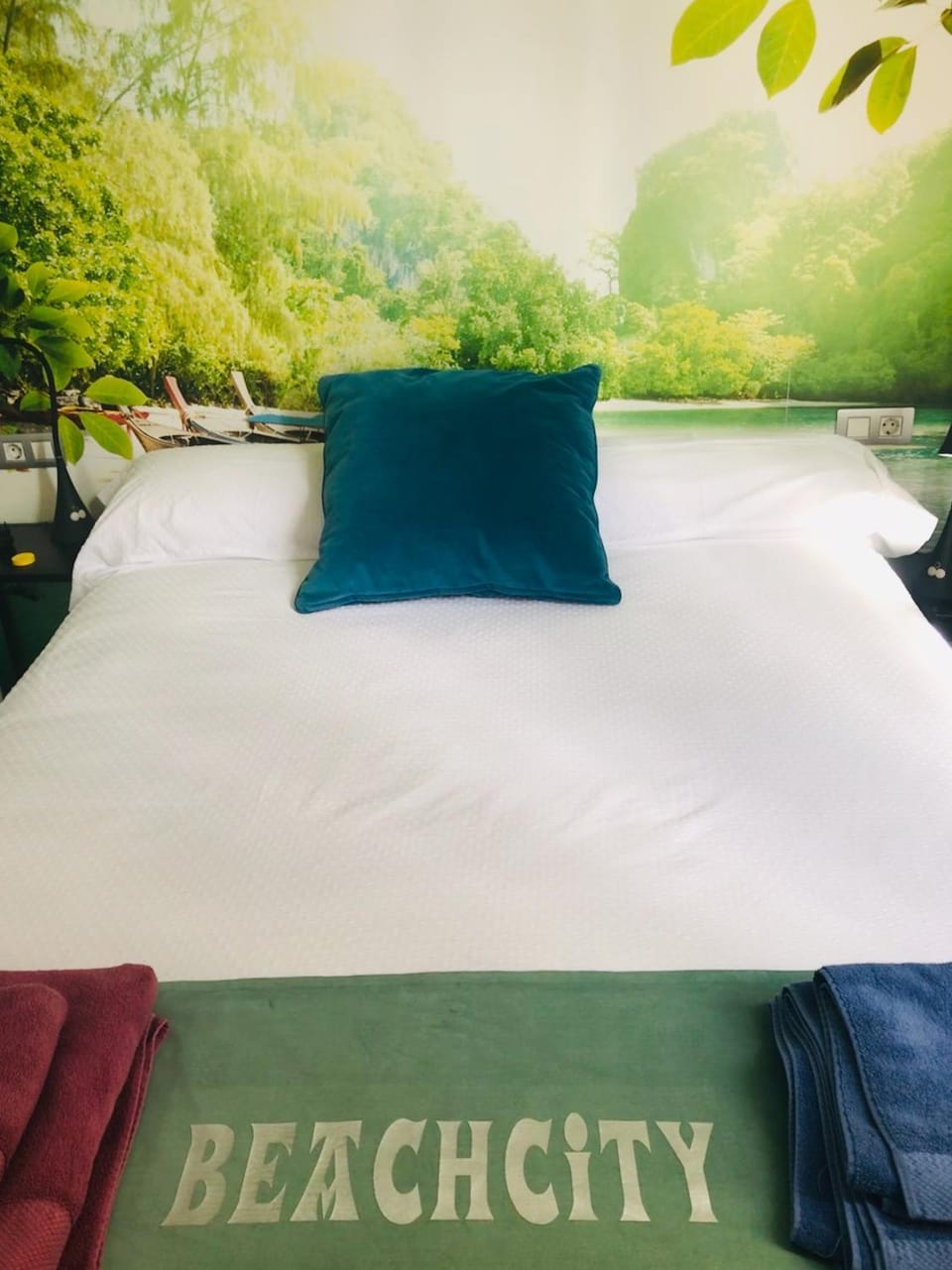 Bed, Photo of the whole room, Decorative detail, Bedroom