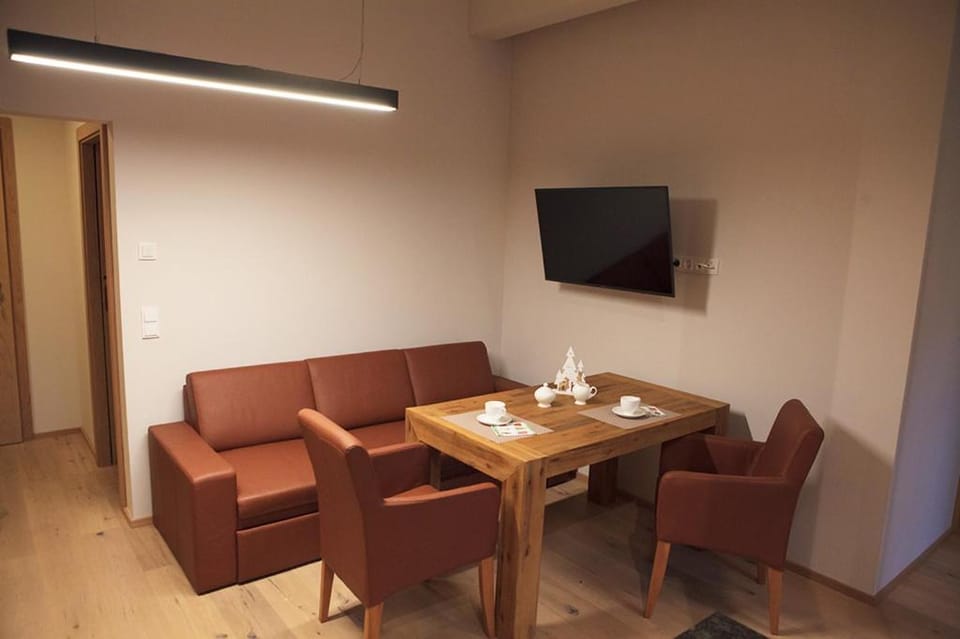 Communal lounge/ TV room, TV and multimedia, Living room, Seating area, Dining area
