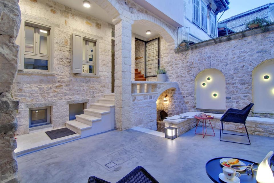 Property building, Patio, Balcony/Terrace, Seating area, Inner courtyard view