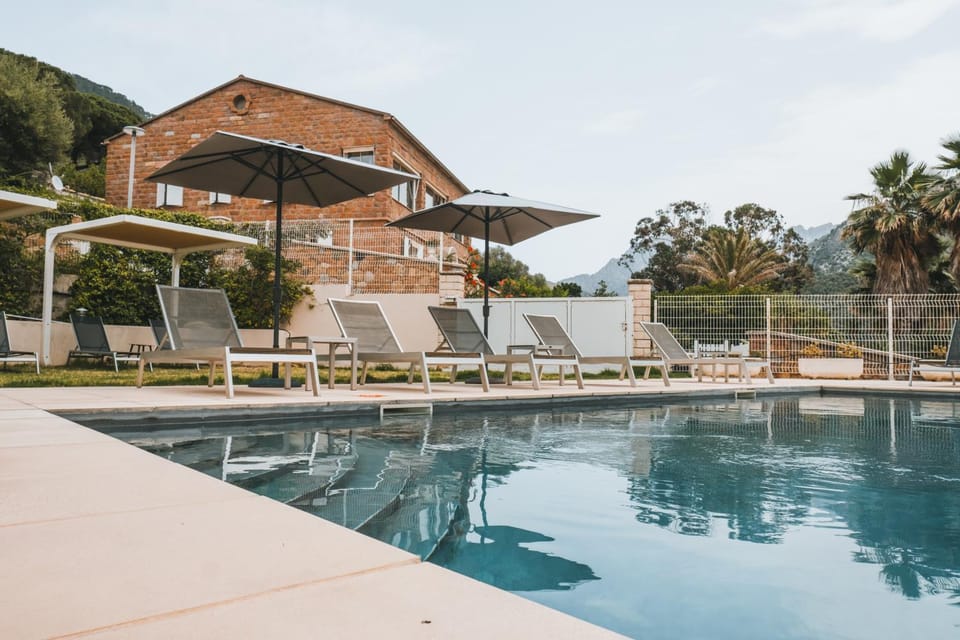 Neighbourhood, Swimming pool