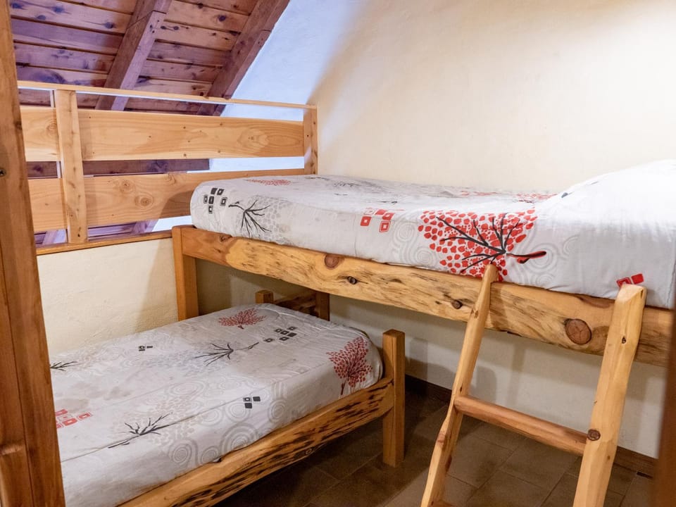 Bedroom, bunk bed