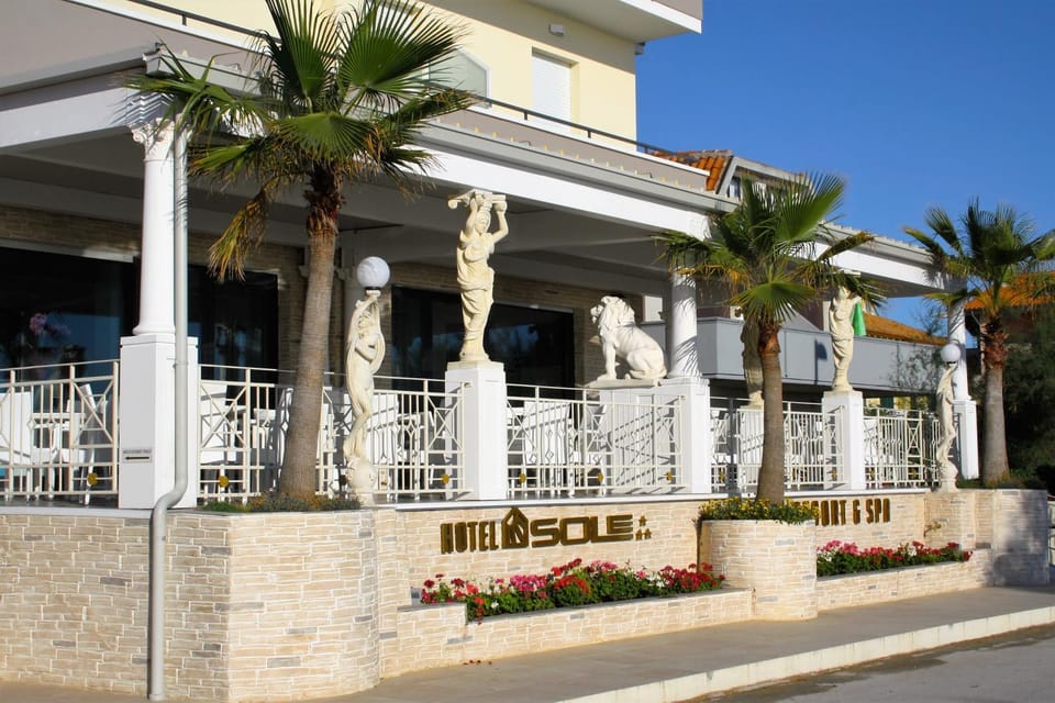 Facade/entrance