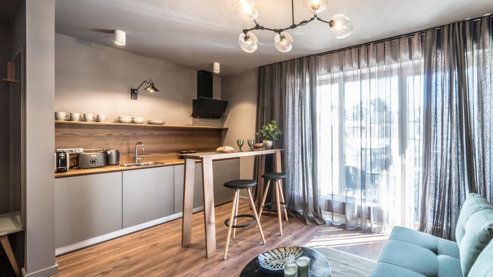 Kitchen or kitchenette, Living room, Seating area, Dining area, minibar, stove