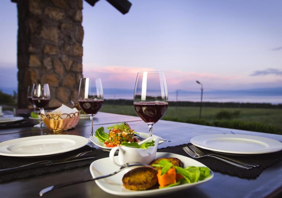 Restaurant/places to eat, Lake view