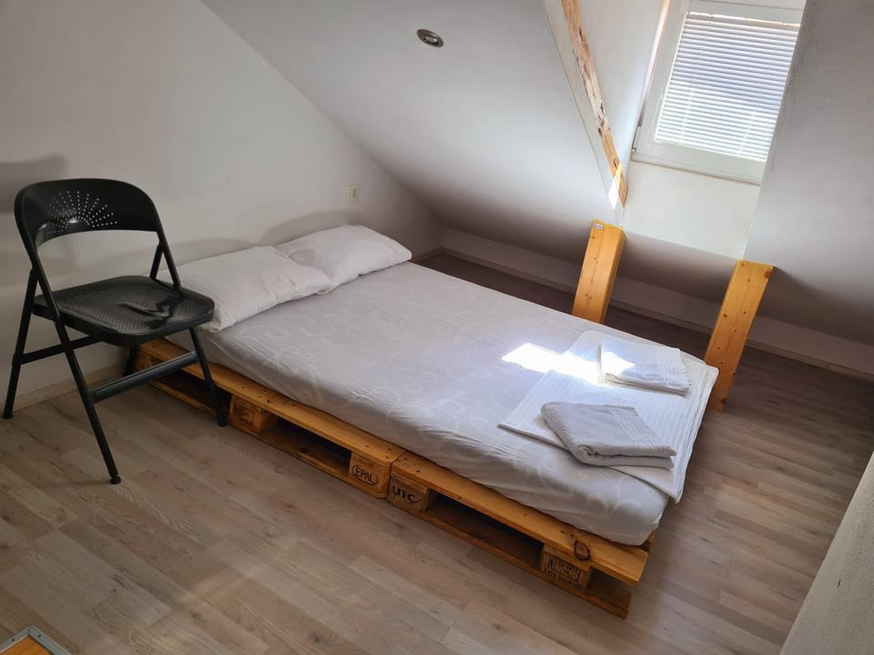 Bed, Photo of the whole room, Bedroom, towels