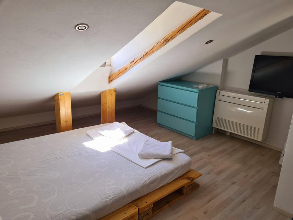 Bed, Bedroom, towels