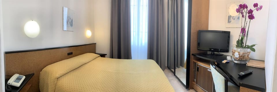 Bed, TV and multimedia, Photo of the whole room, Bedroom