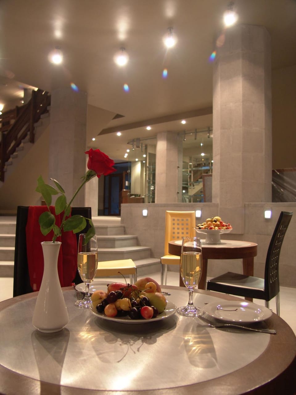 Restaurant/places to eat, Living room, Food and drinks, Seating area, Food