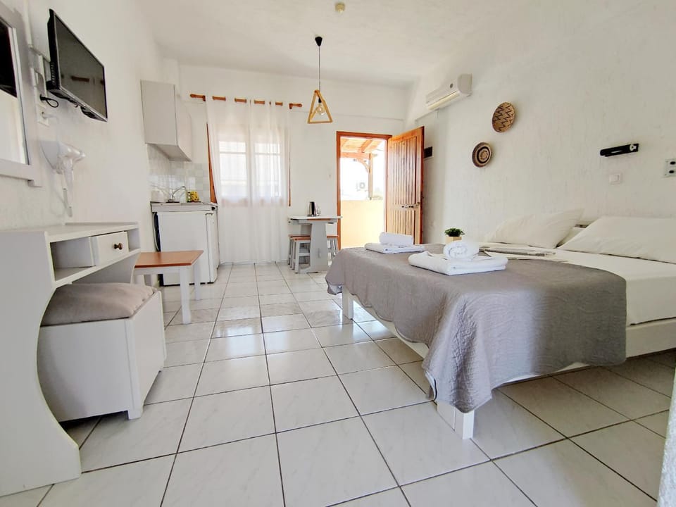 Bed, TV and multimedia, Kitchen or kitchenette, Photo of the whole room, Bedroom