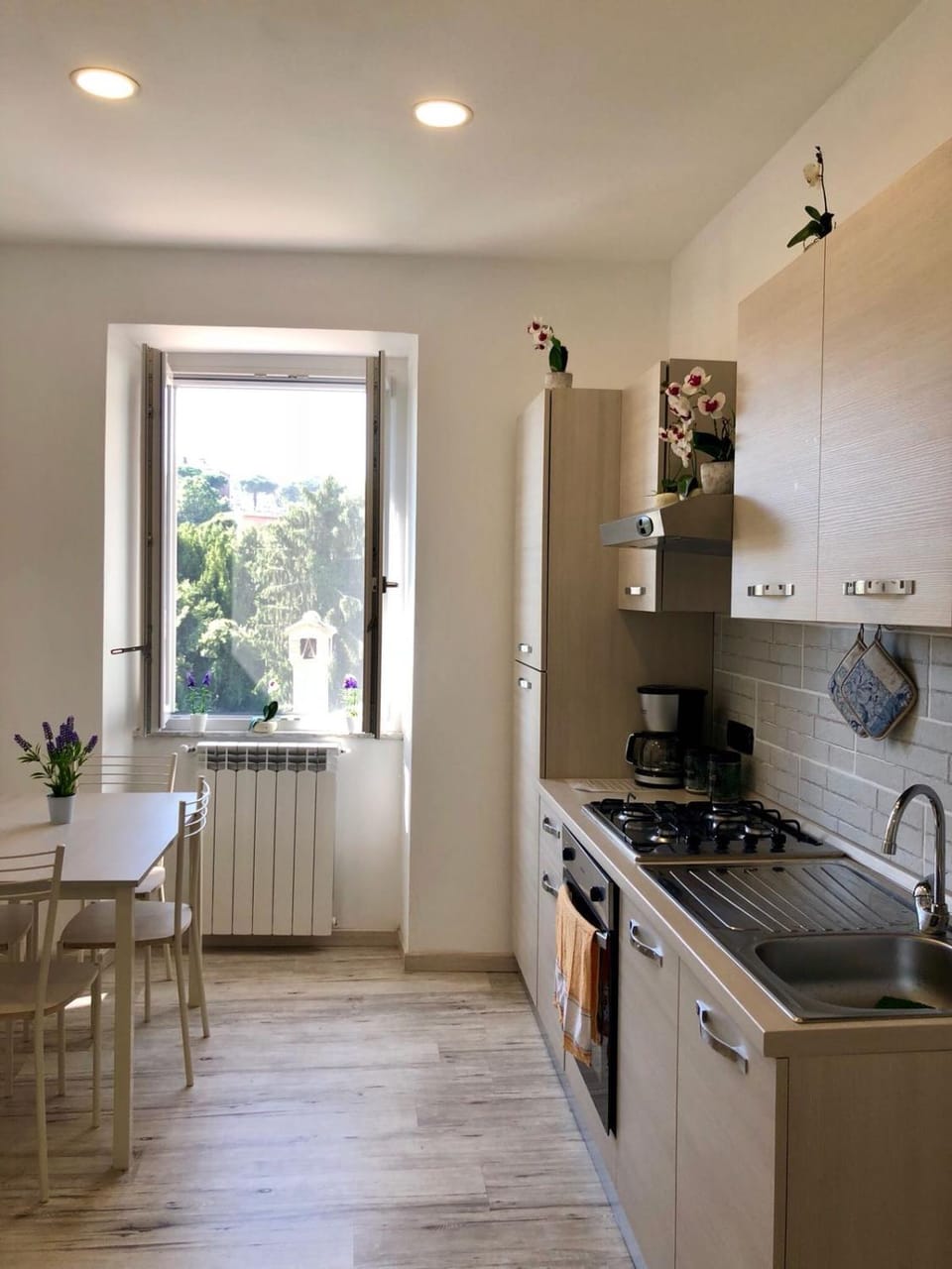 Coffee/tea facilities, Kitchen or kitchenette, Dining area