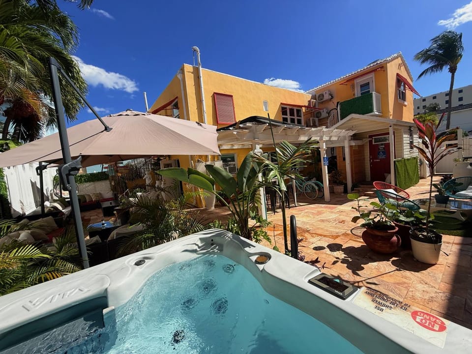 Property building, Patio, Day, Garden, Garden view, sunbed