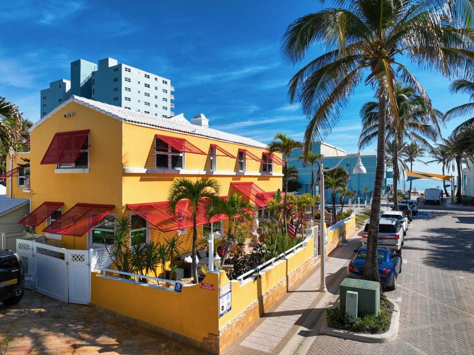 Property building, Day, Neighbourhood, Natural landscape, City view, Sea view, Street view, Location, Parking