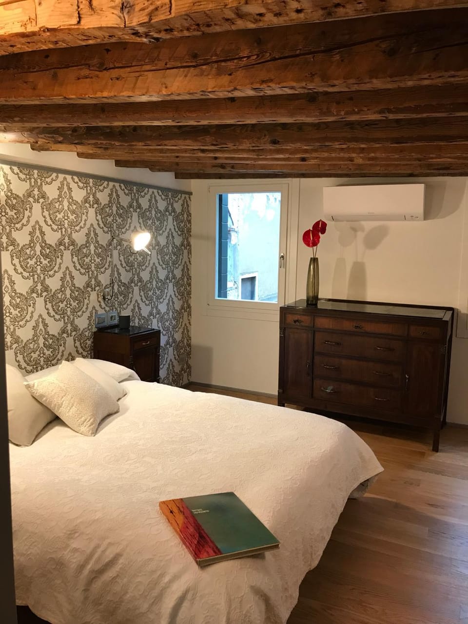 Bed, Other, Photo of the whole room, Decorative detail