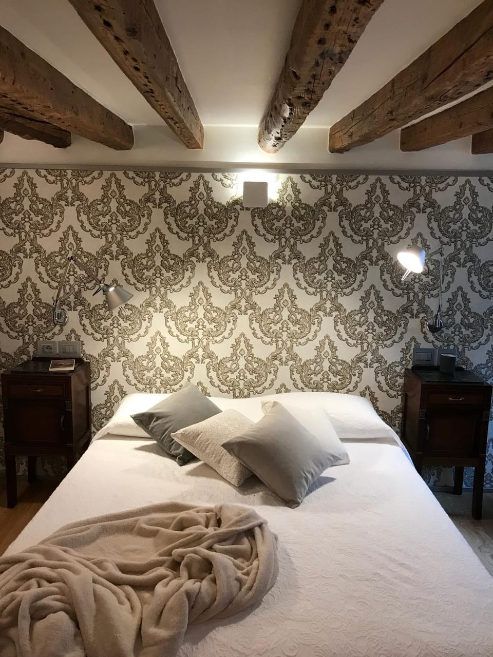 Bed, Photo of the whole room, Decorative detail