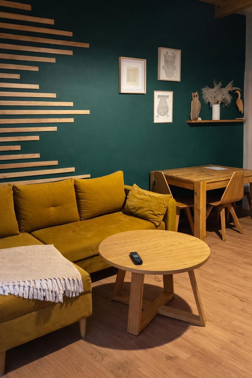 Photo of the whole room, Seating area