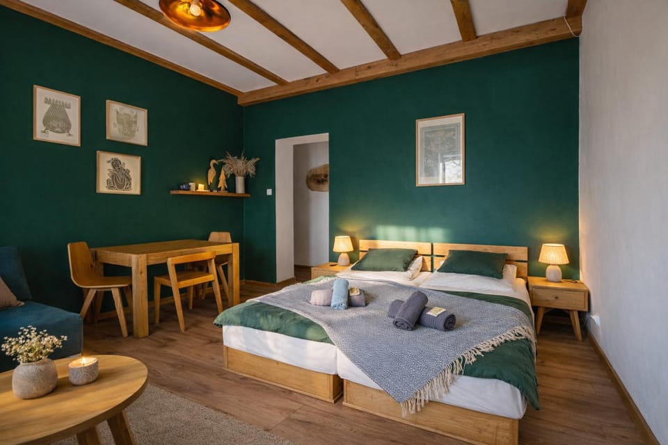 Bed, Living room, Photo of the whole room, towels