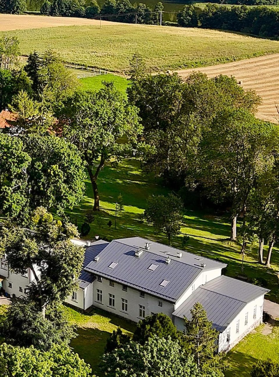 Property building, Day, Natural landscape, Garden, Garden view