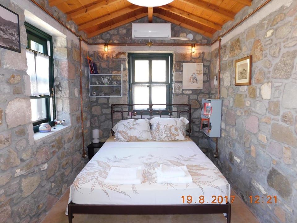 Stone cottage for couple House in Decentralized Administration of the Aegean
