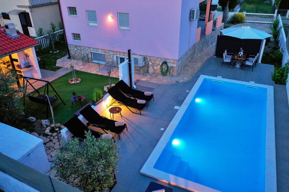 Property building, Patio, BBQ facilities, Seating area, Evening entertainment, Pool view, Swimming pool, sunbed