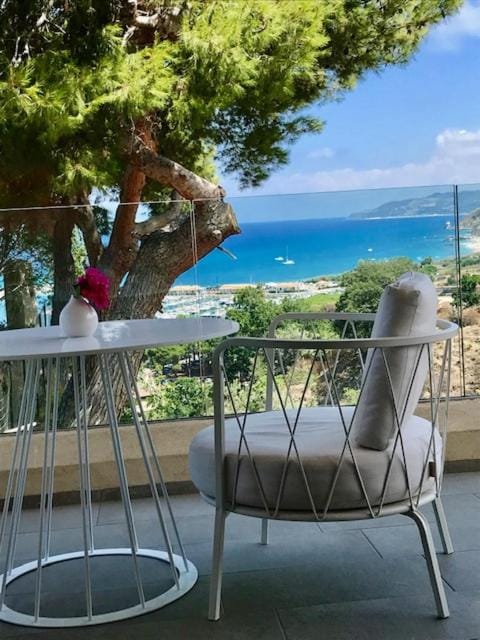 Natural landscape, View (from property/room), Balcony/Terrace, Dining area, Sea view