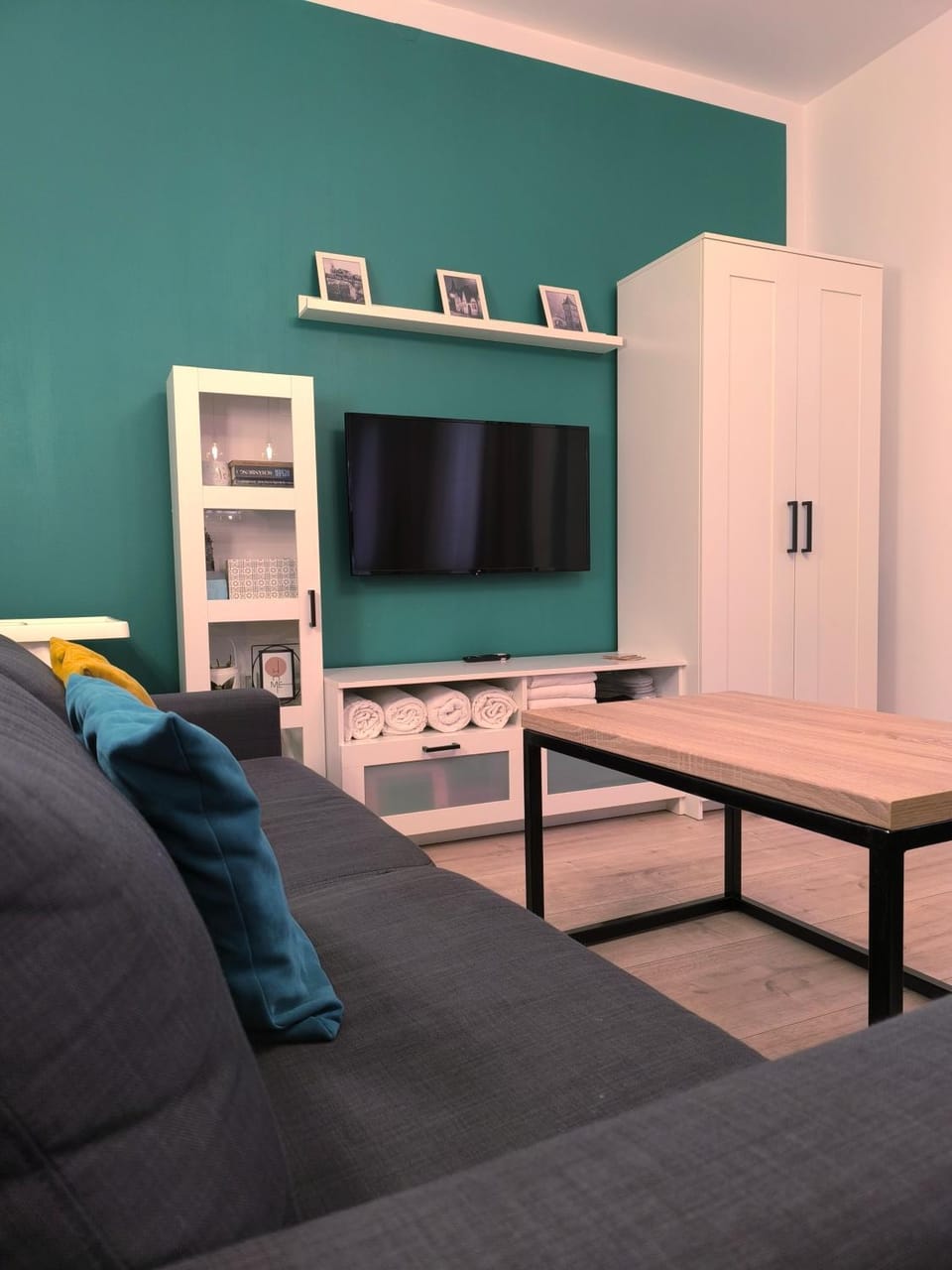 Communal lounge/ TV room, Living room, Seating area, Evening entertainment