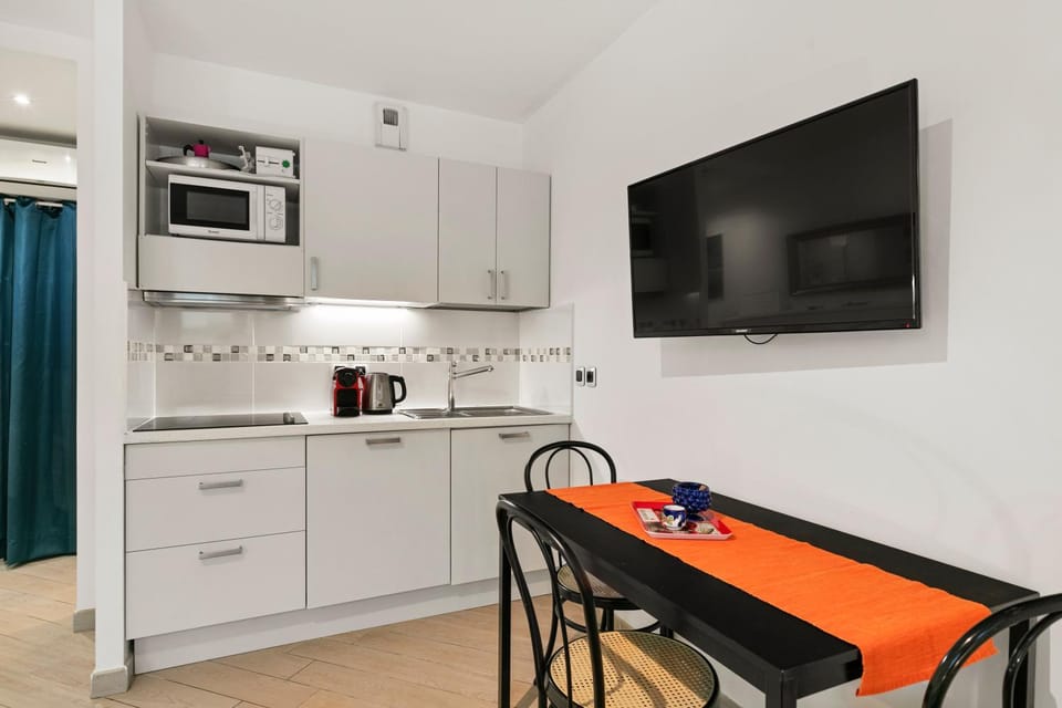 Communal lounge/ TV room, kitchen