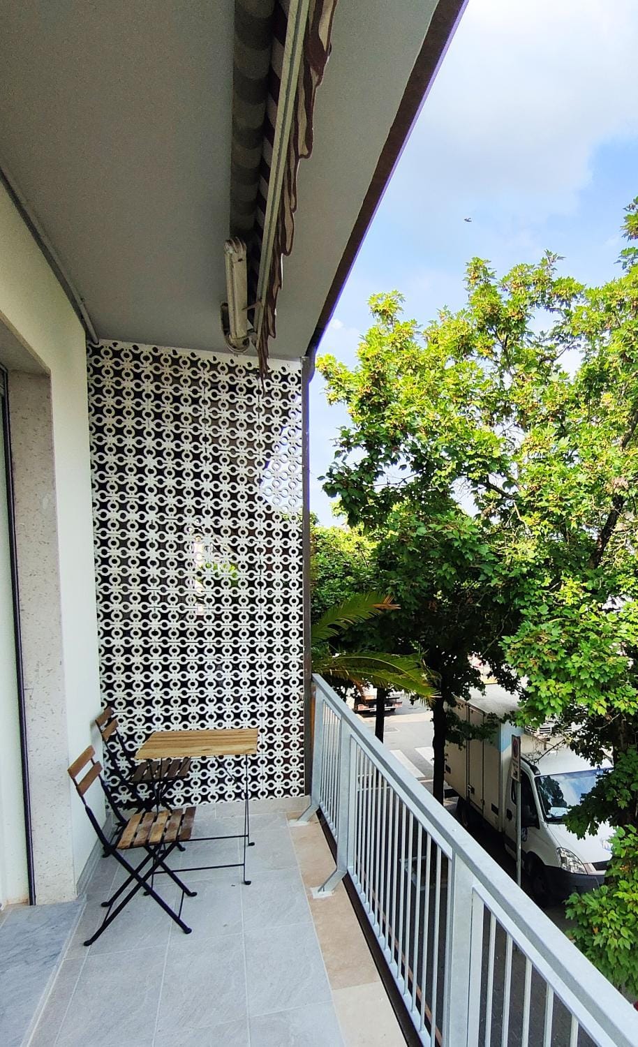 Property building, Day, Balcony/Terrace