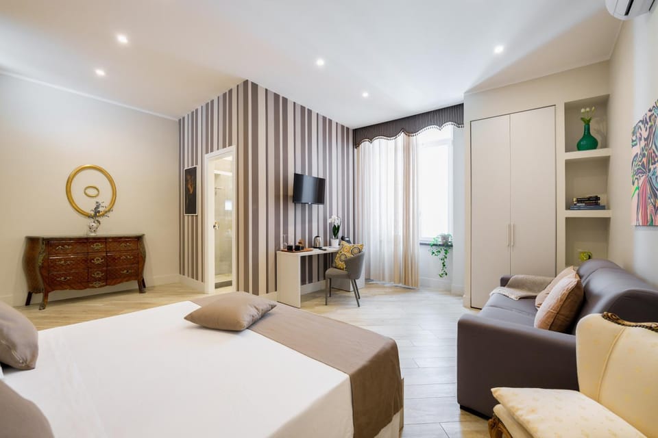 Communal lounge/ TV room, Bed, TV and multimedia, Living room, Photo of the whole room, Seating area, Evening entertainment, Bedroom, wardrobe