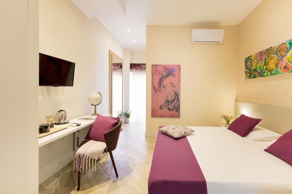 Bed, TV and multimedia, Photo of the whole room, Seating area, Bedroom, air conditioner