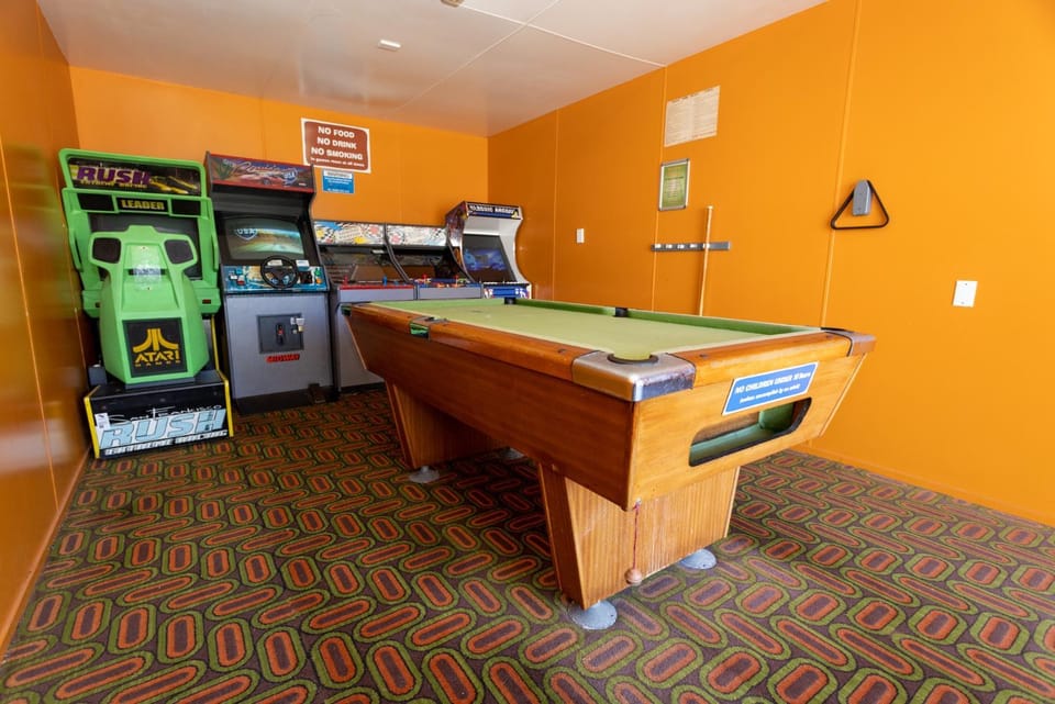 Billiard, Game Room