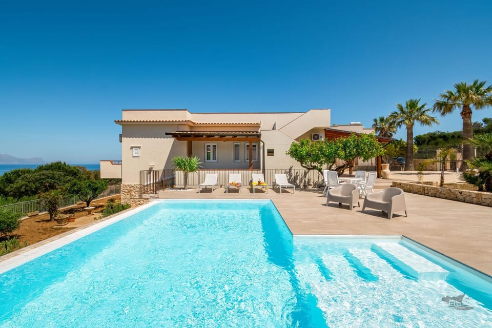 Property building, Patio, Natural landscape, Solarium, Pool view, Swimming pool, Swimming pool, sunbed