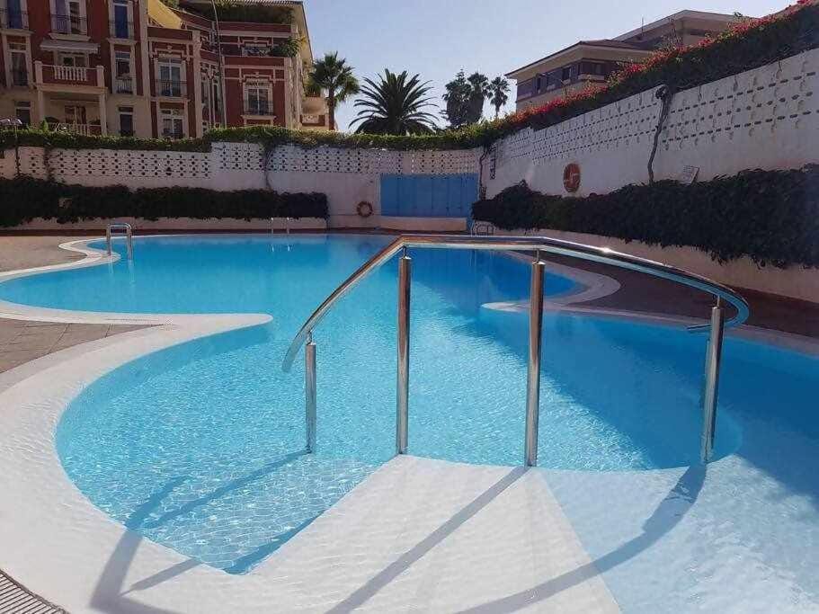 Swimming pool, sunbed
