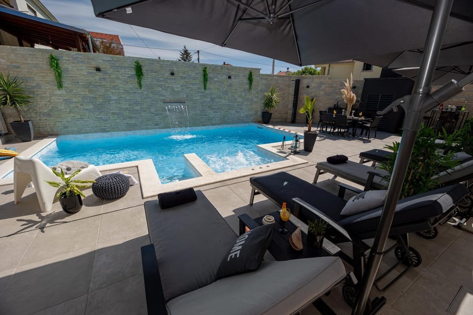 Day, Swimming pool