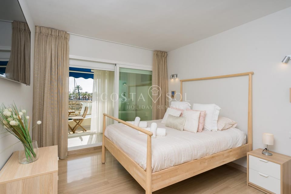 Bed, Bedroom, Sea view, Sunrise, safe