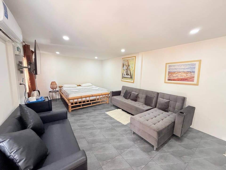 Harry's Beach Club Hostel in Phe