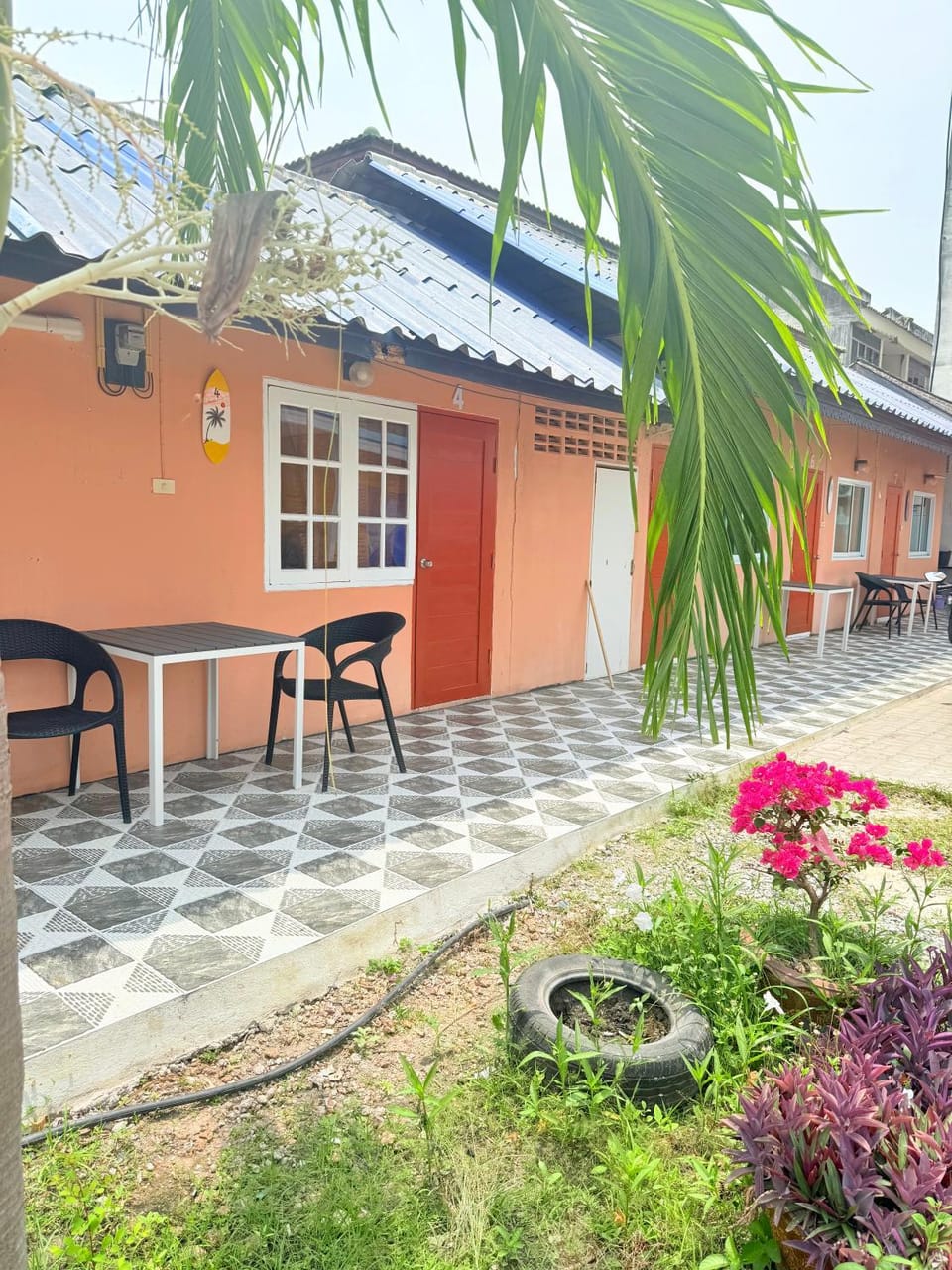 Harry's Beach Club Hostel in Phe