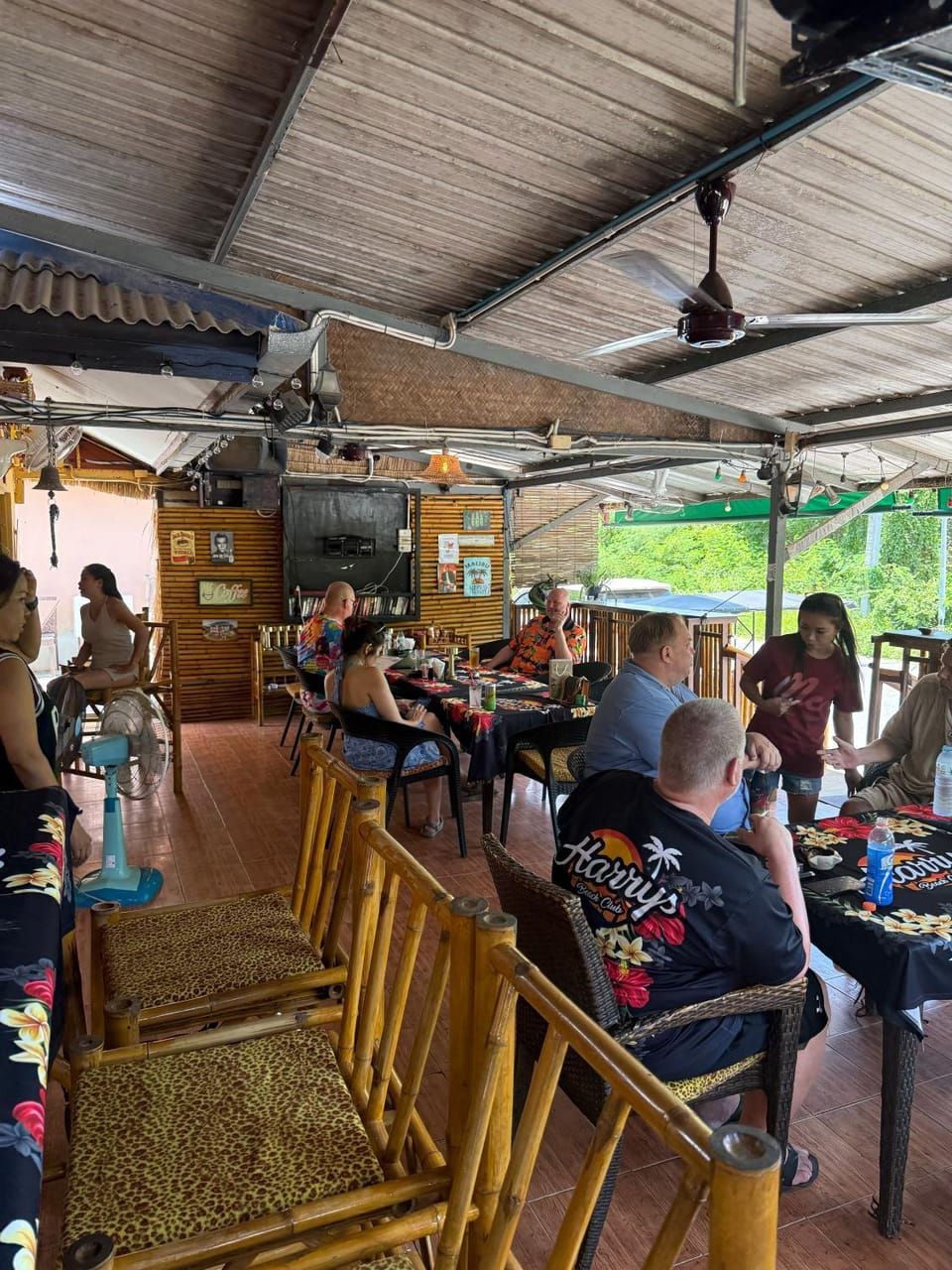 Restaurant/places to eat, People, Food and drinks, group of guests