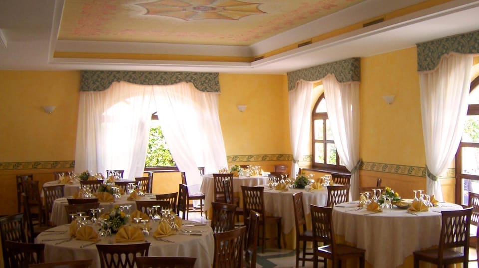 Restaurant/places to eat, Business facilities, Banquet/Function facilities