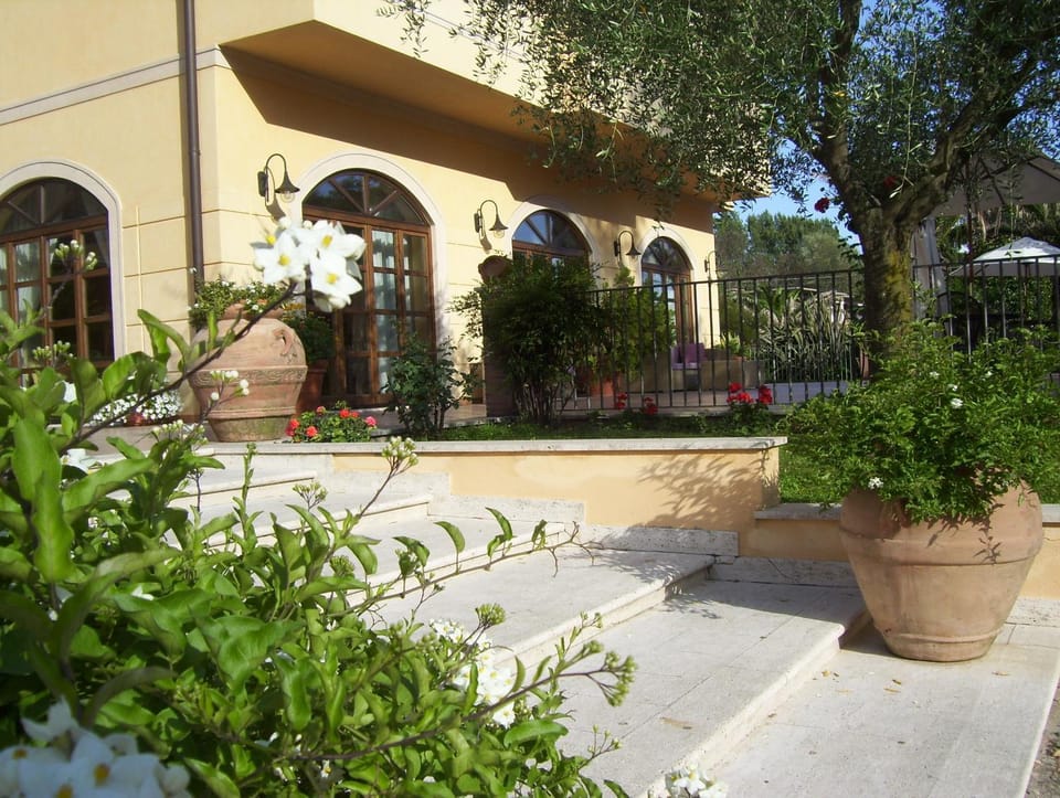 Facade/entrance, Day, Balcony/Terrace
