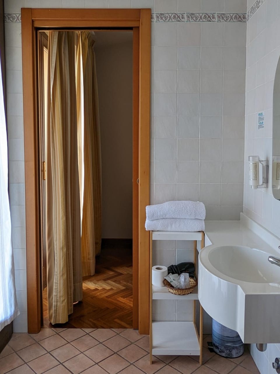 Bathroom, Bedroom, towels