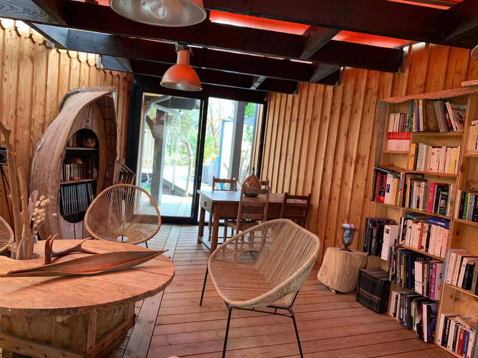 Library, Living room, Seating area