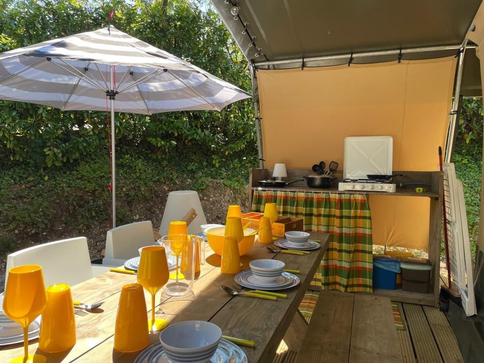 Day, Balcony/Terrace, Food and drinks, Dining area