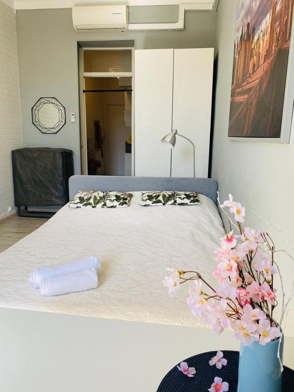 Bed, Dining area, Bedroom