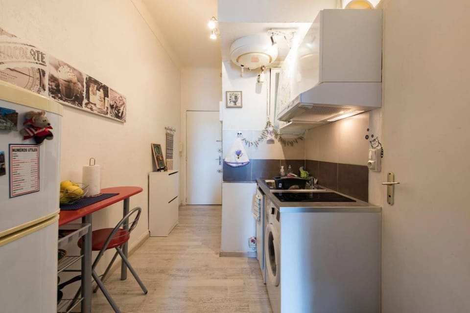 Kitchen or kitchenette, Dining area, minibar, oven, stove, washing machine