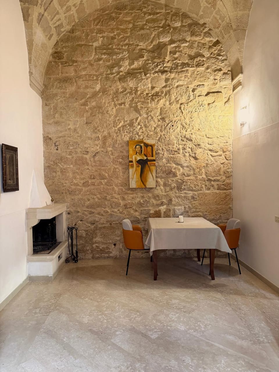 Dining area, fireplace