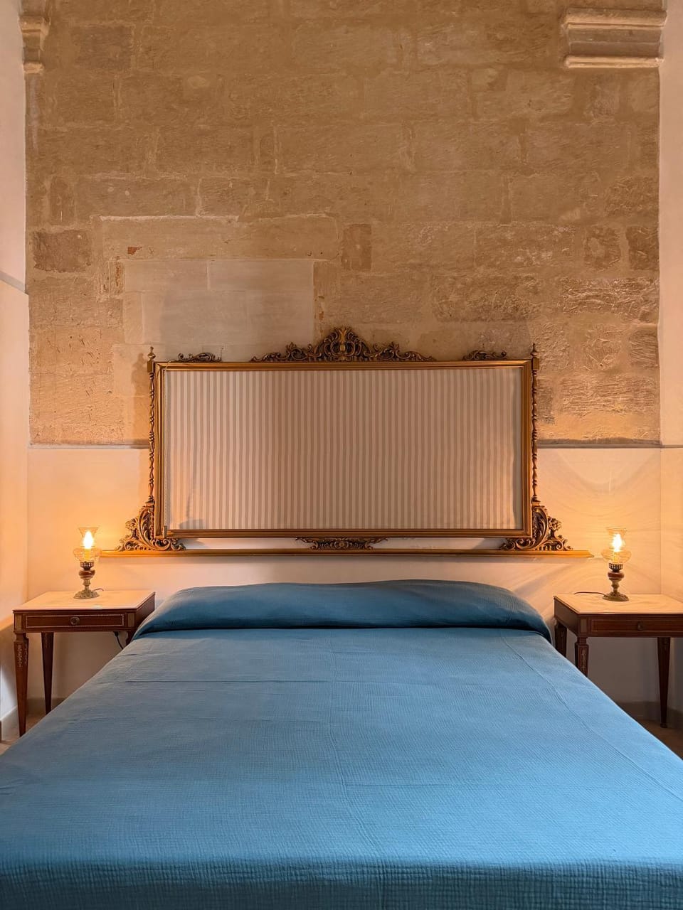 Bedroom, fireplace