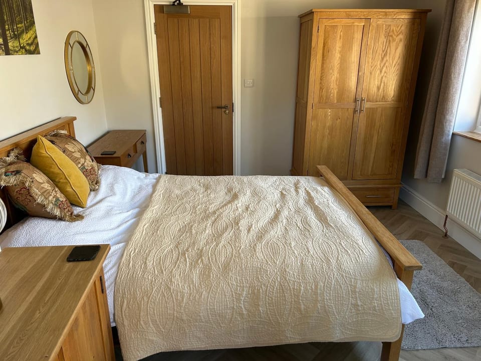 Sunny Garden WFH Retreat with Private Entrance and Parking near NEC BHX JLR Vacation rental in Solihull