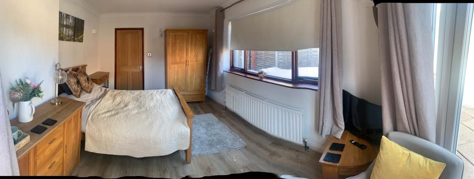 Sunny Garden WFH Retreat with Private Entrance and Parking near NEC BHX JLR Vacation rental in Solihull