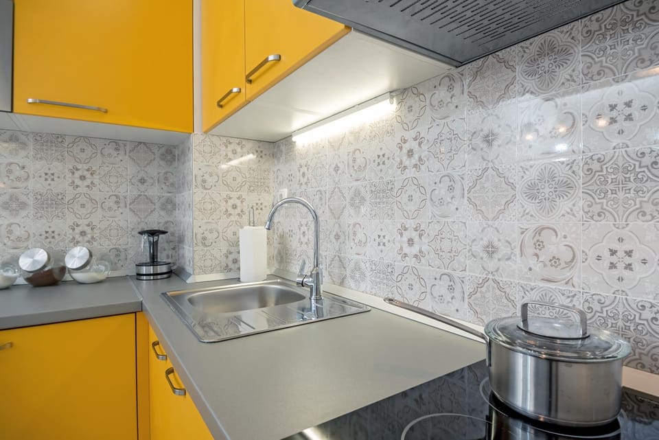 Kitchen or kitchenette, minibar