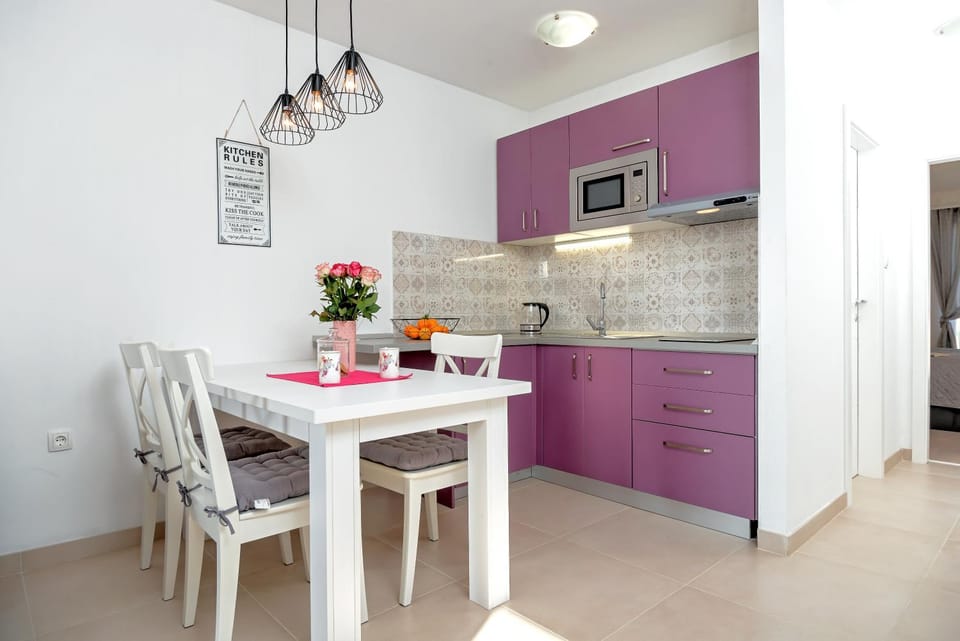 Kitchen or kitchenette, Dining area, minibar